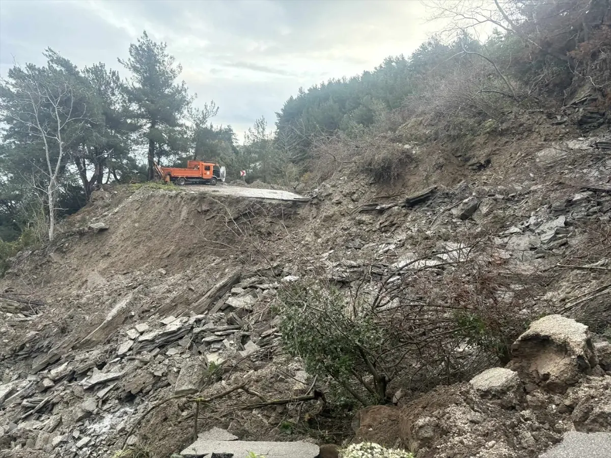 Kastamonu sahil yolu heyelan nedeniyle ulaşıma kapandı