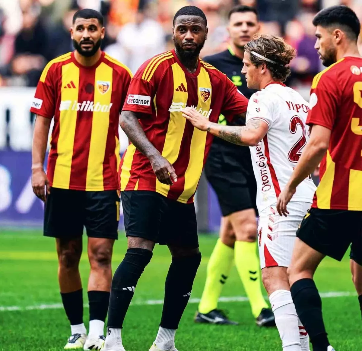 Kayserispor'a 17 maçta 42 sarı kart ve 2 kırmızı kart çıktı
