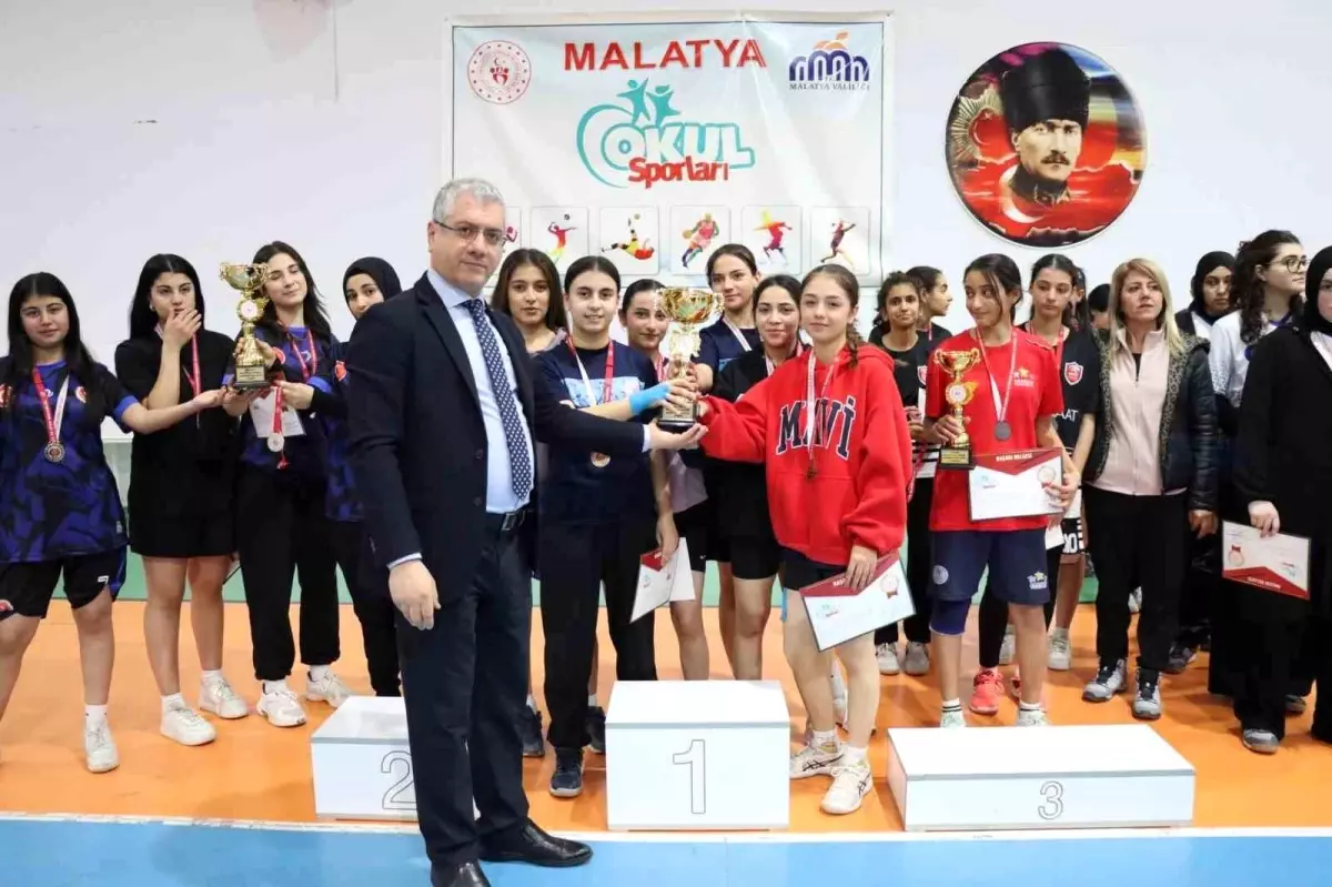 Malatya'da badminton ve futsal il şampiyonları kupalarını aldı