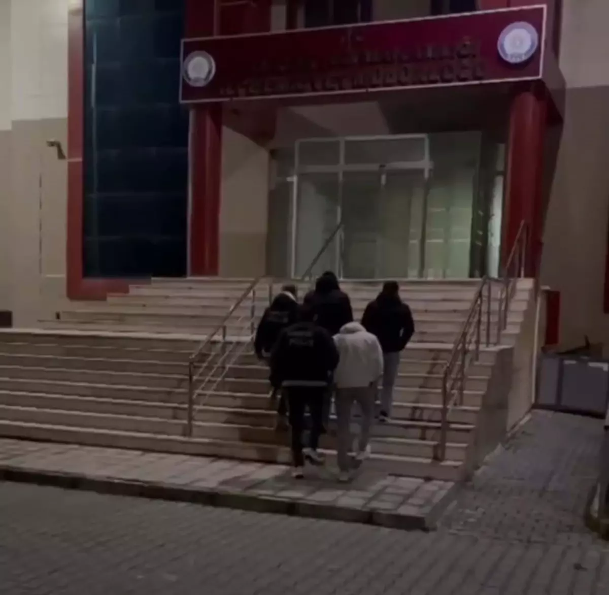 Manisa'da Uyuşturucu Operasyonu: 5 Tutuklama