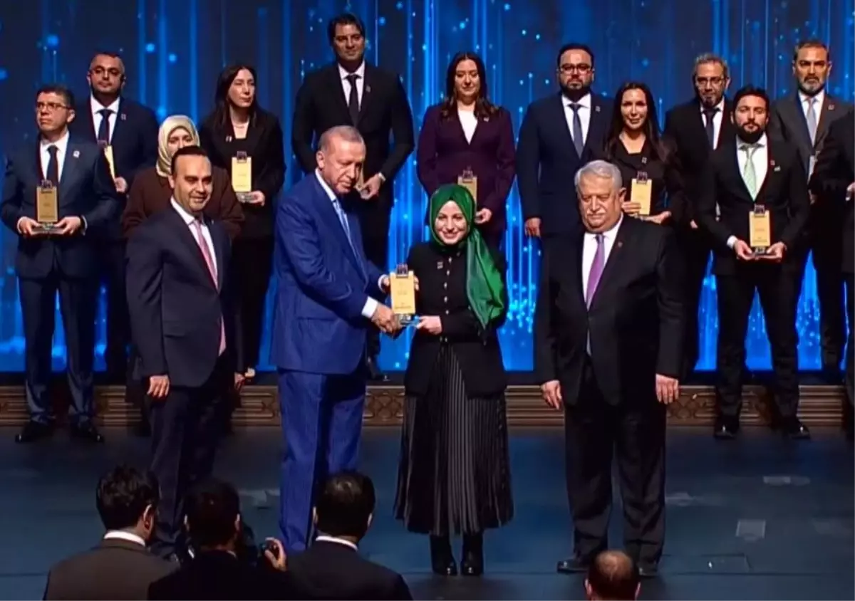 Ödülünü Cumhurbaşkanın elinden aldı