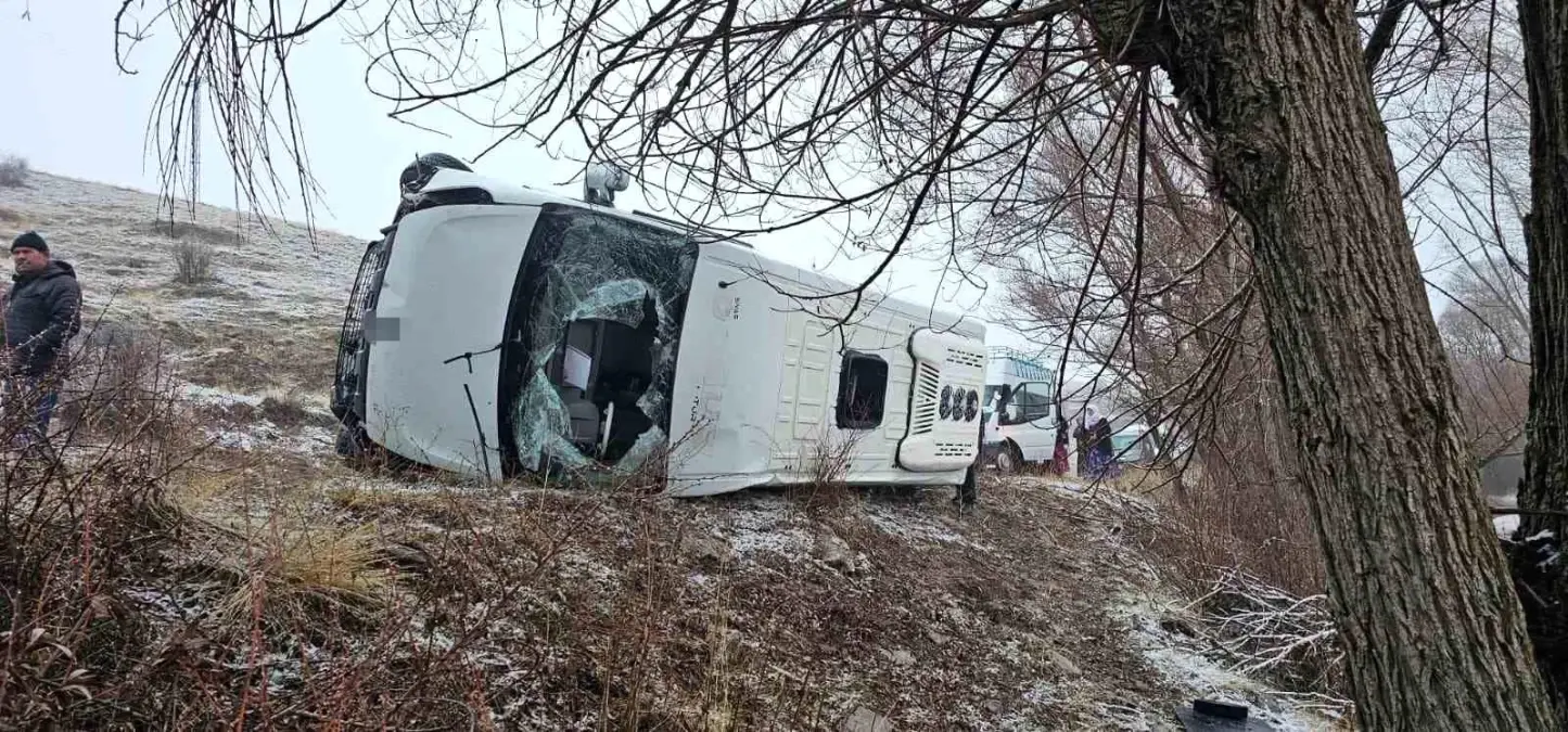 Okul servisi yan yattı, 14'ü öğrenci 15 kişi yaralandı