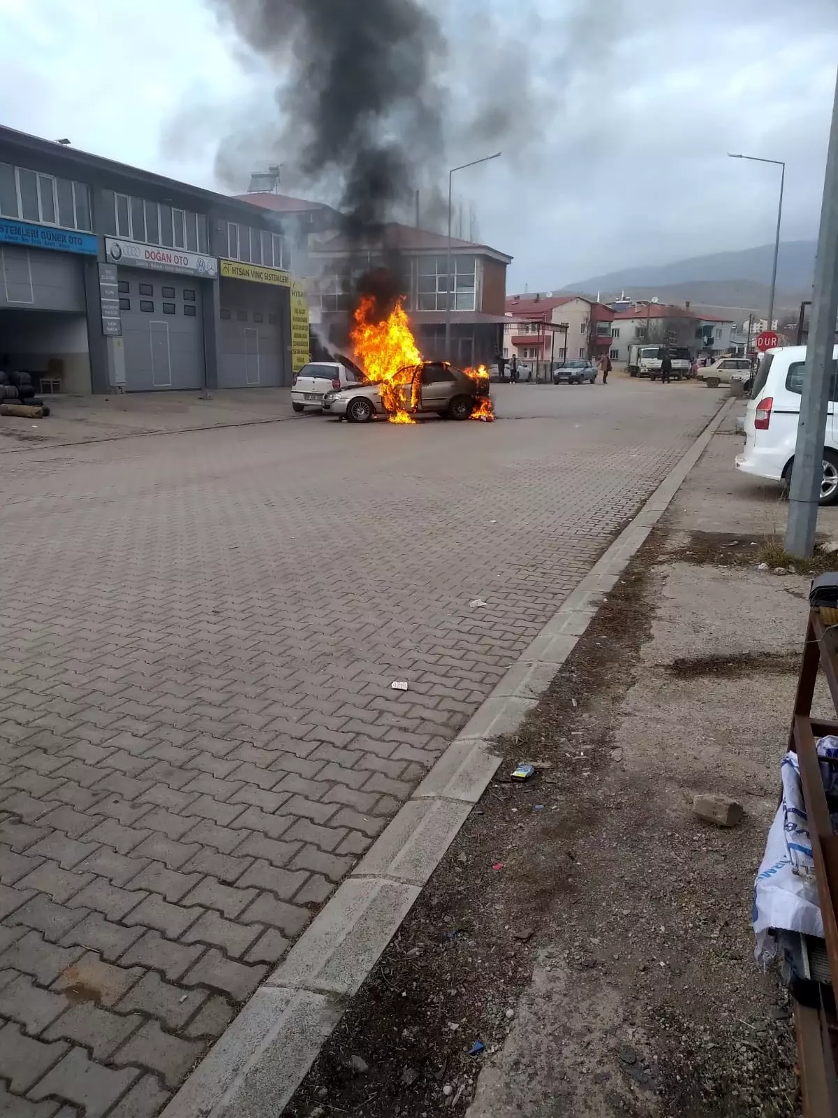Gümüşhane'de Otomobil Alev Aldı, Cep Telefonu Kamerasına Yansıdı