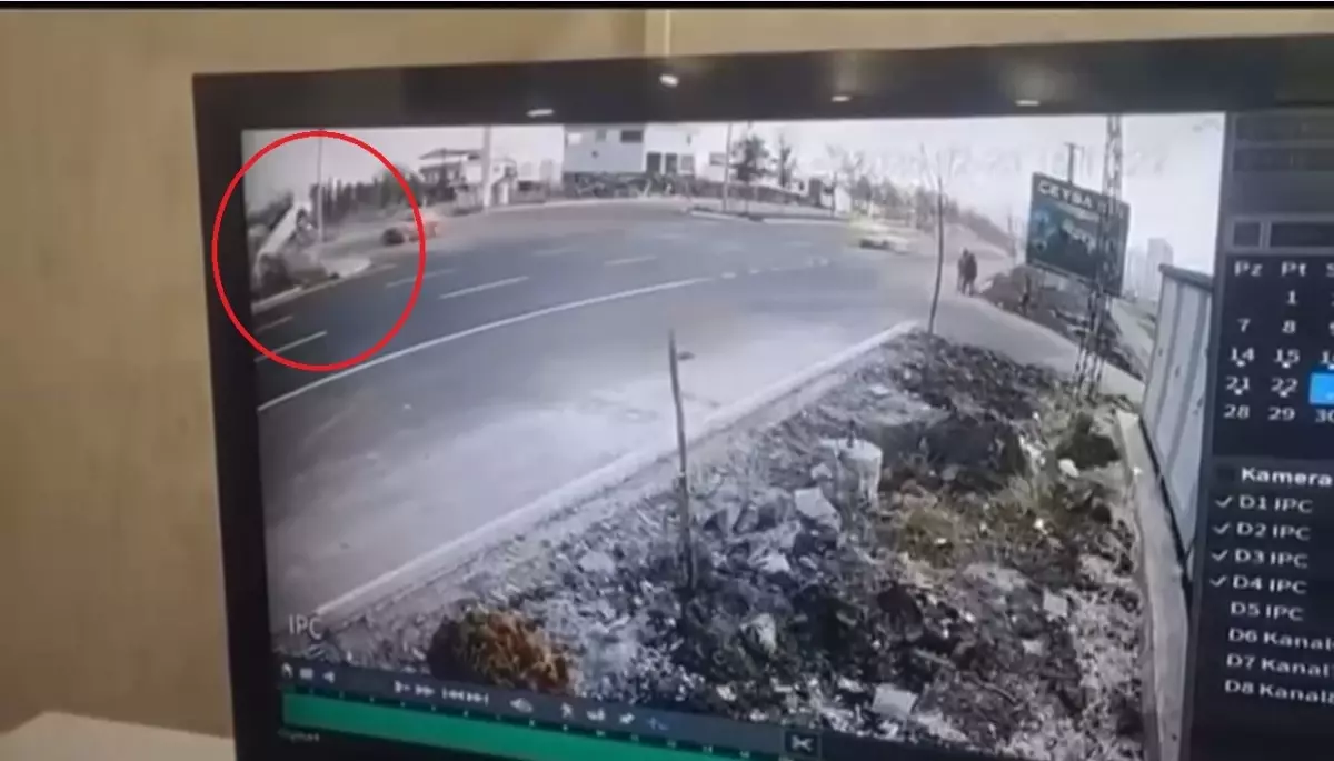 Otomobilin refüjdeki ağaç ve direğe çarptığı kaza kamerada