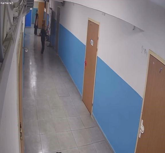 Paspas yapılan alanı kirletmemek için ayakkabılarını çıkarttı