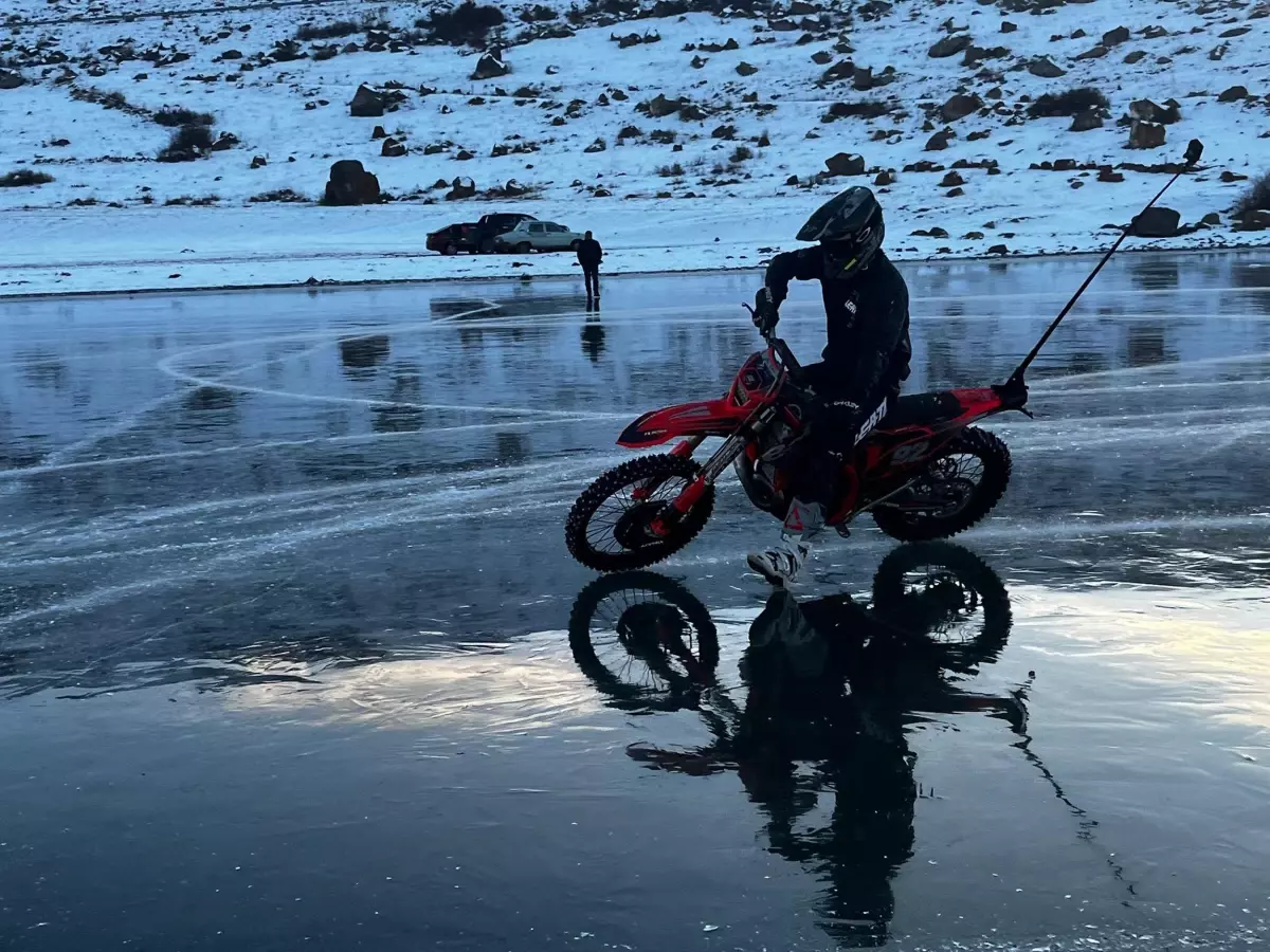 Profesyonel motosikletçi Atlı'dan Çıldır Gölü'nde buz üstünde drift şov