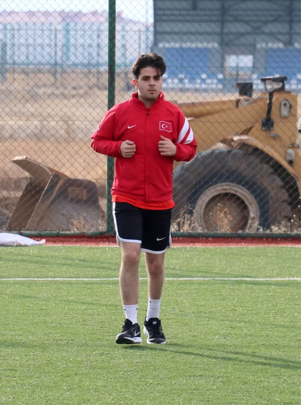 Sekiz günlükken ameliyat sonrası kısmi felç geçiren Fatih, sporla engelleri aşıyor