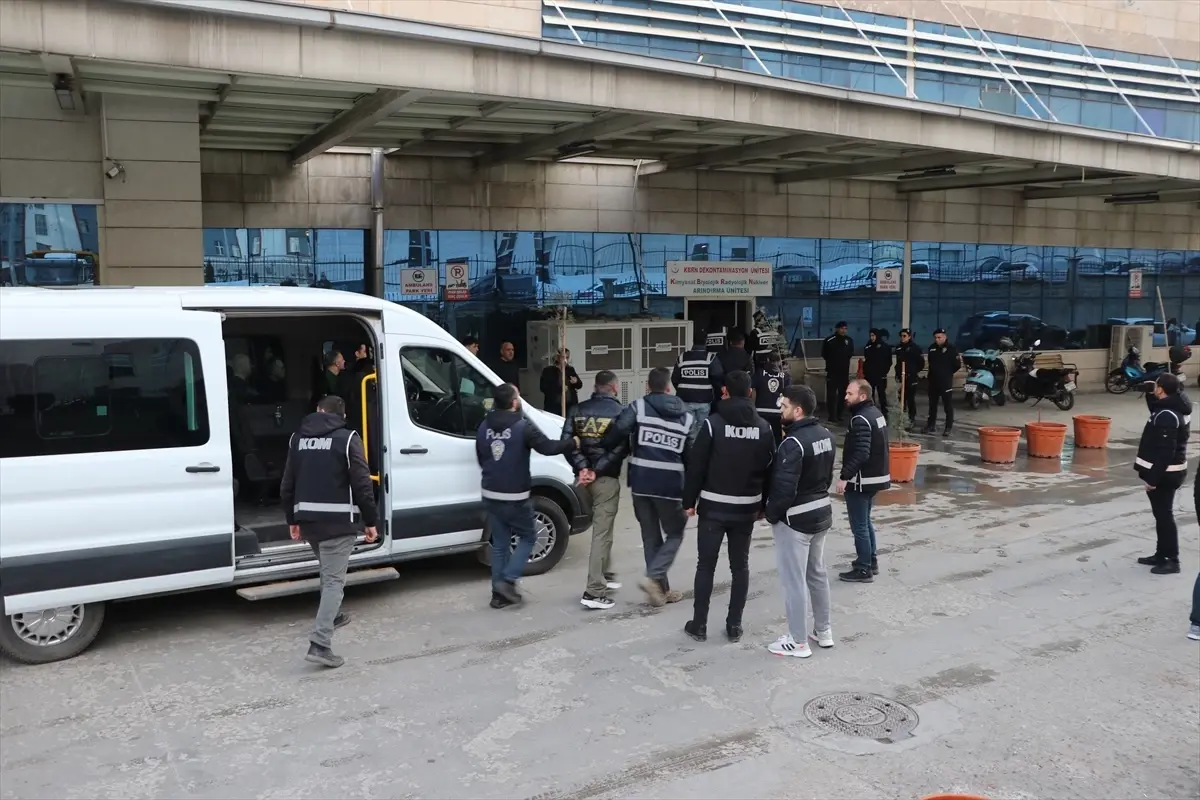 Siirt merkezli 'resmi belgede sahtecilik' ve 'rüşvet' soruşturmasında gözaltına alınan 30 şüpheli adliyede