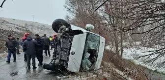 Sivas'ta öğrenci servisinin devrildiği kazada 15 kişi yaralandı