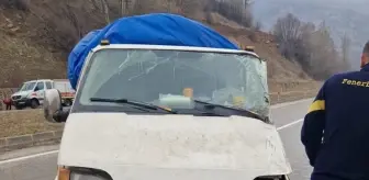 Suşehri'nde istinat duvarına çarpan kamyonetteki 4 kişi yaralandı