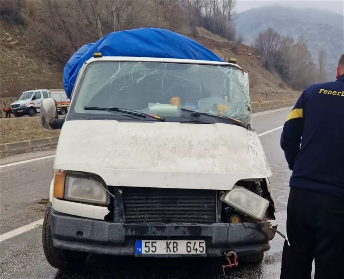 Suşehri'nde istinat duvarına çarpan kamyonetteki 4 kişi yaralandı