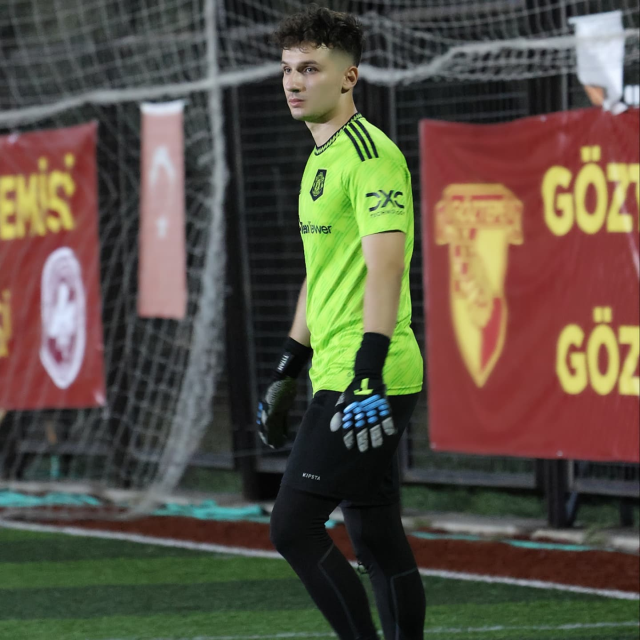 Остался без команды, нашел новую работу на мини-футбольной площадке