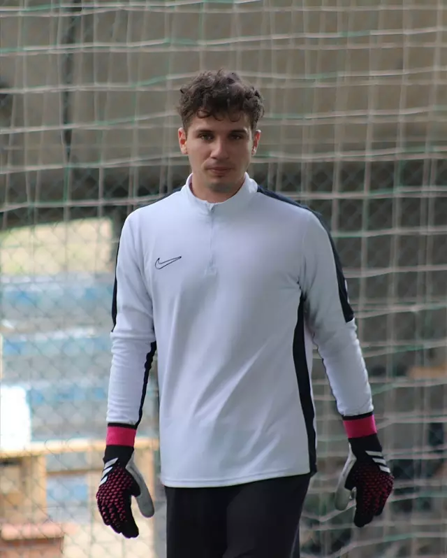 Остался без команды, нашел новую работу на мини-футбольной площадке