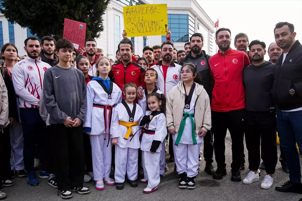 Tuzla Belediyesi'nin antrenörleri işten çıkartması protesto edildi