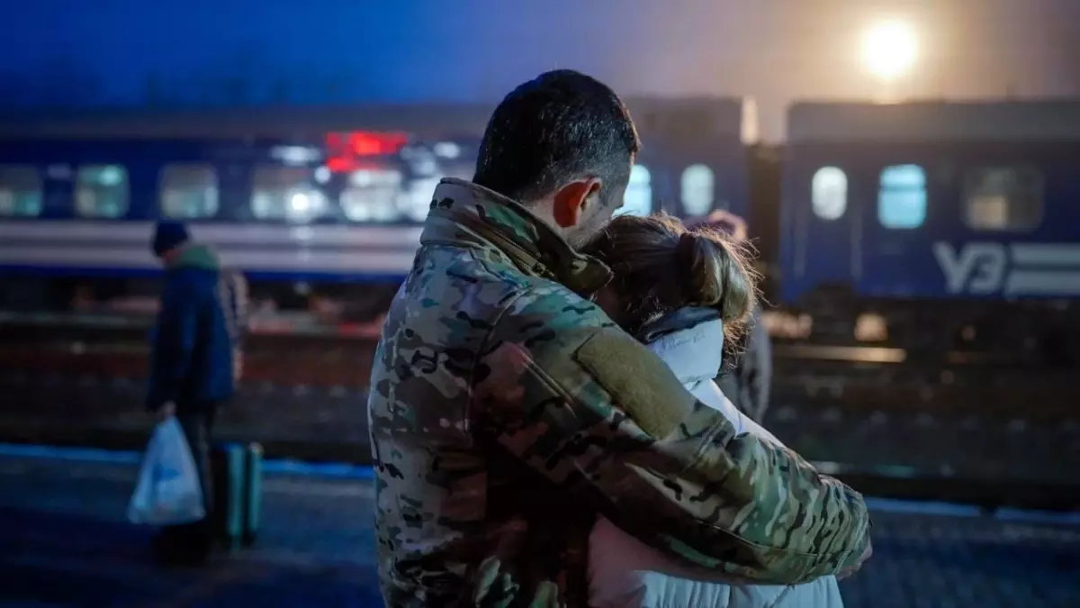 Ukrayna'da savaşan eşlerini görmek için 'aşk treni' ile cepheye giden kadınlar: 'Gözyaşları için zaman yok'