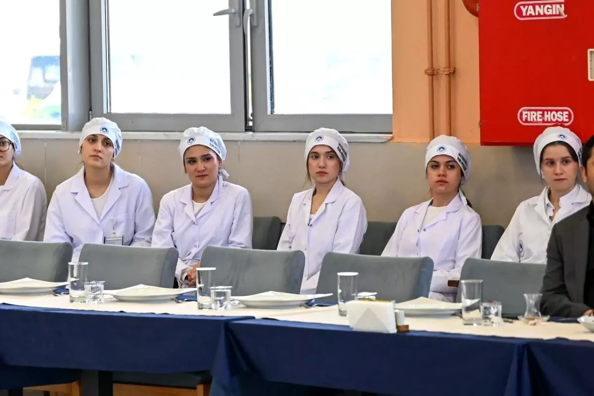 Üniversiteli aşçı adayları hünerlerini sergiledi