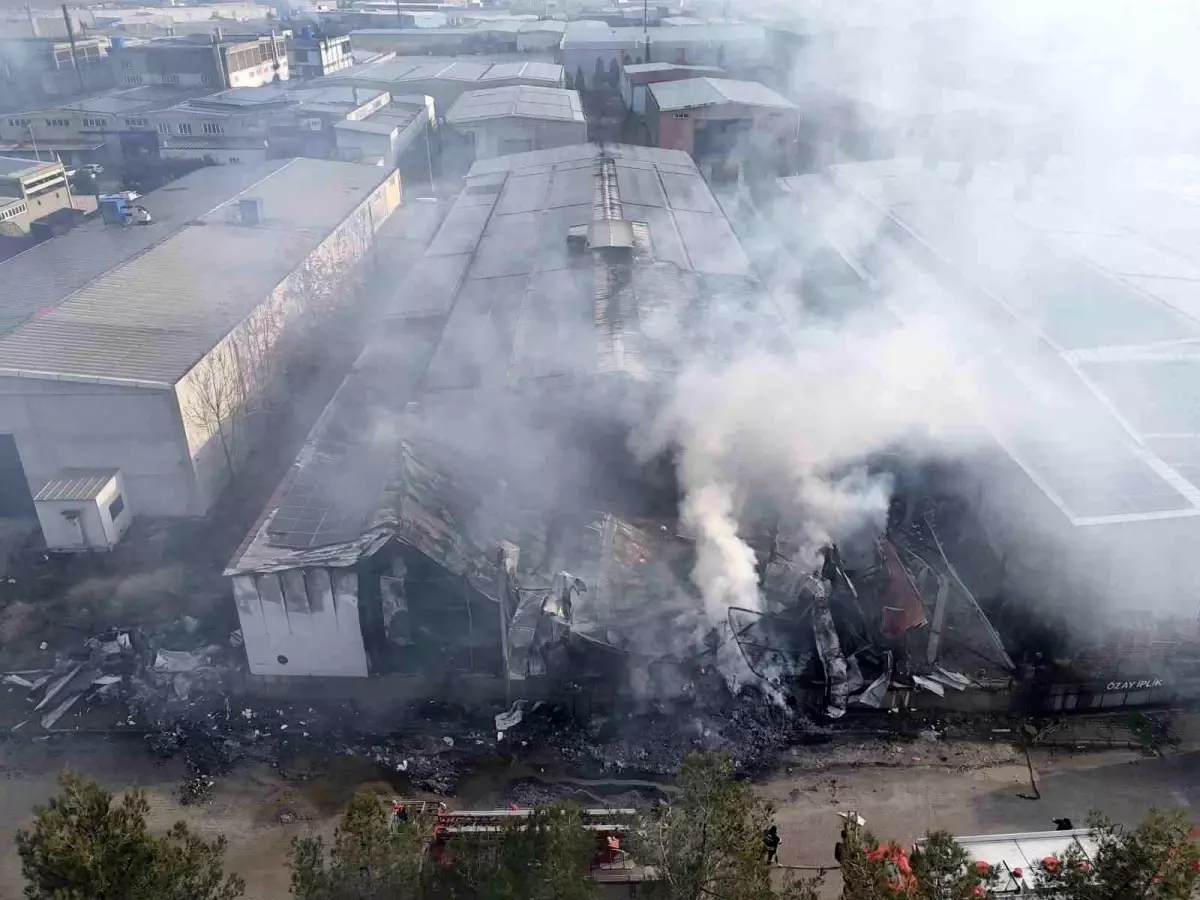 Uşak'ta iplik fabrikasında çıkan yangın büyümeden söndürüldü