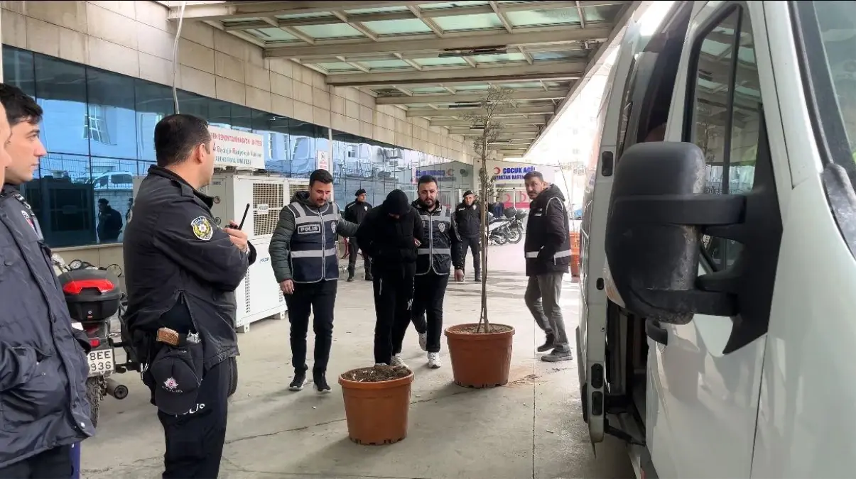 Uyuşturucu kullananların tahlillerini değiştirdikleri iddiasıyla gözaltına alınan 30 şüpheli adliyeye sevk edildi