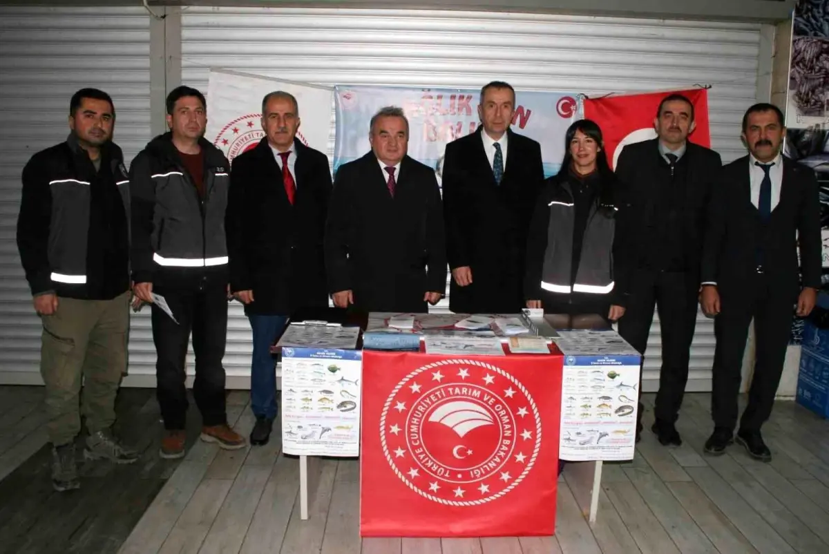 Vatandaşları bilgilendirmek için pazarda 'Sağlık için Balık' konulu stant kuruldu