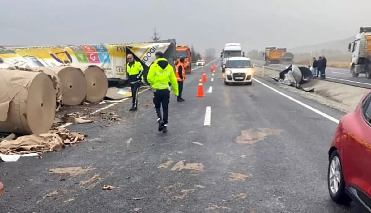 Yaban hayvanı kazaya yol açtı: Devrilen tırın üzerindeki demir plaka başka bir tıra çarptı