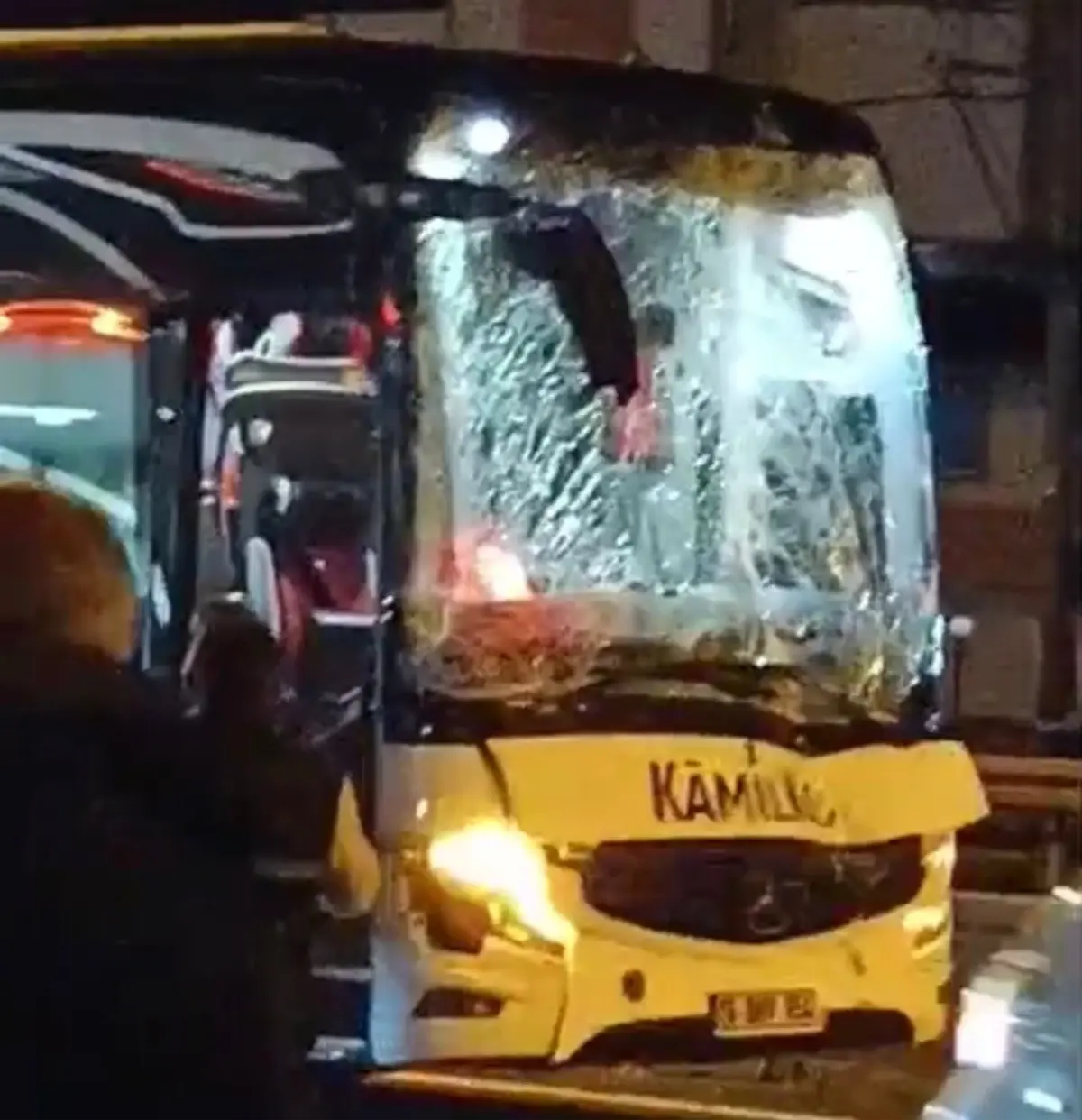 Yolcu otobüsü ile midibüs çarpıştı; 1 yaralı