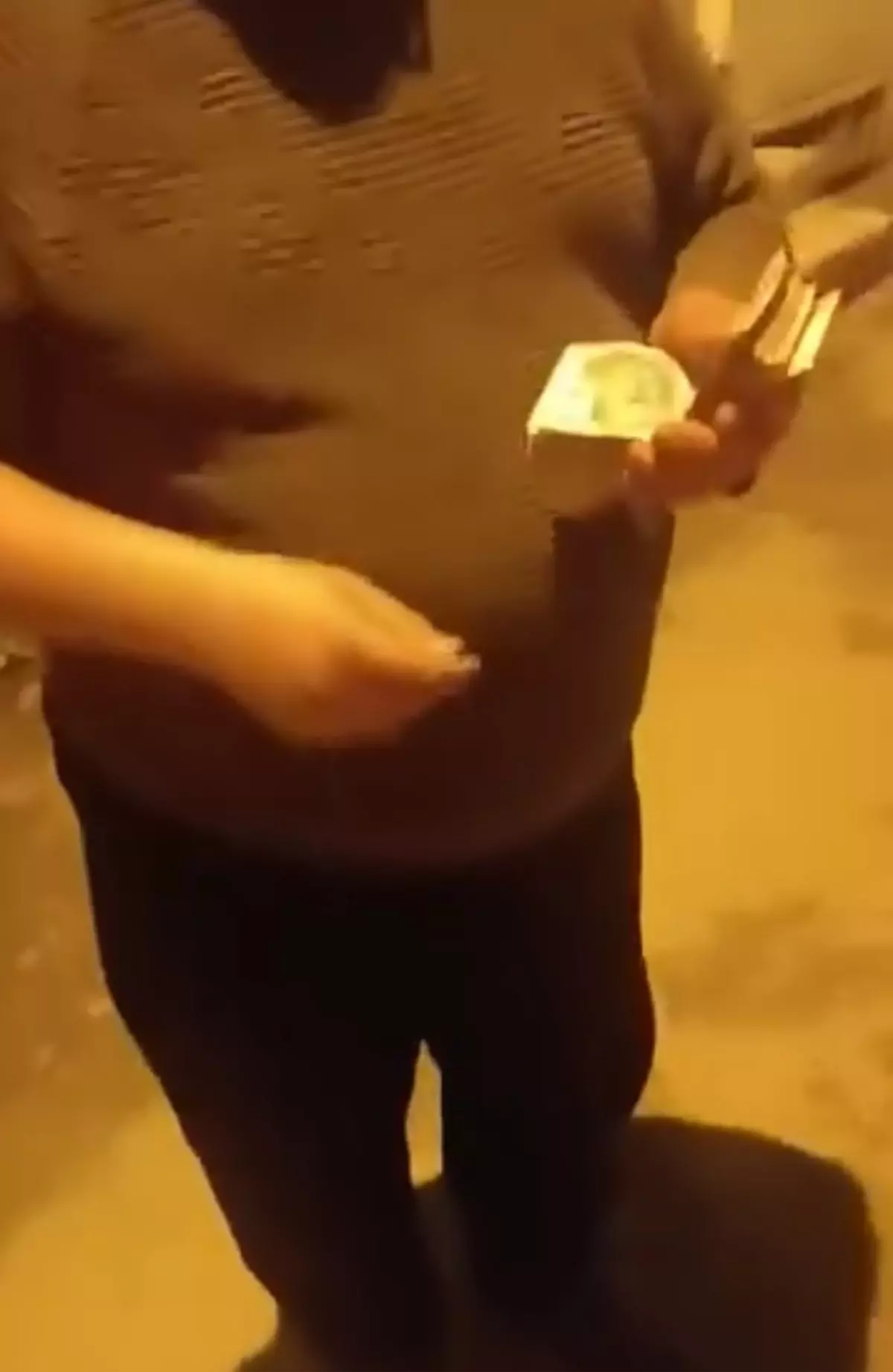 Yolda bulduğu 19 bin lirayı telaşla arayan sahibine teslim etti; o anlar kamerada