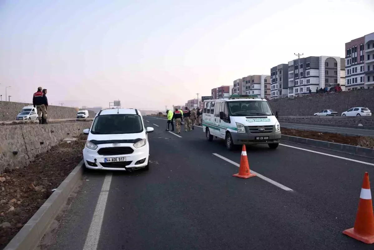 Yolun karşı tarafına geçmek isterken 2 aracın çarptığı adam hayatını kaybetti