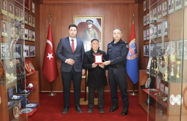 93 yasindaki mehmet amcadan duygulandiran hareket 19389675 2913 m