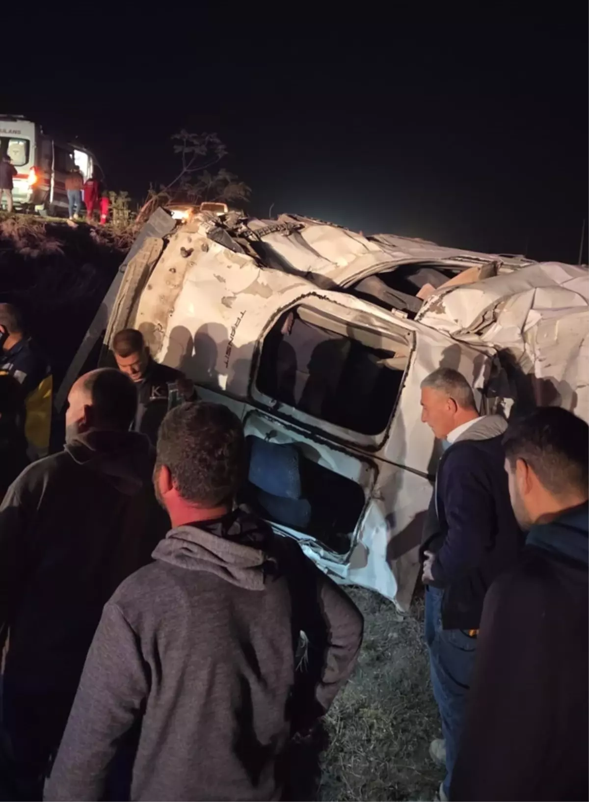 Adana'da devrilen işçi servisinde 2 kişi yaralandı