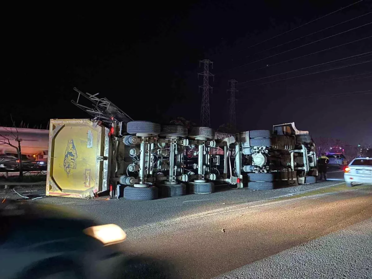 Antalya'da EDS direğine çarpan tır devrildi: 2 yaralı