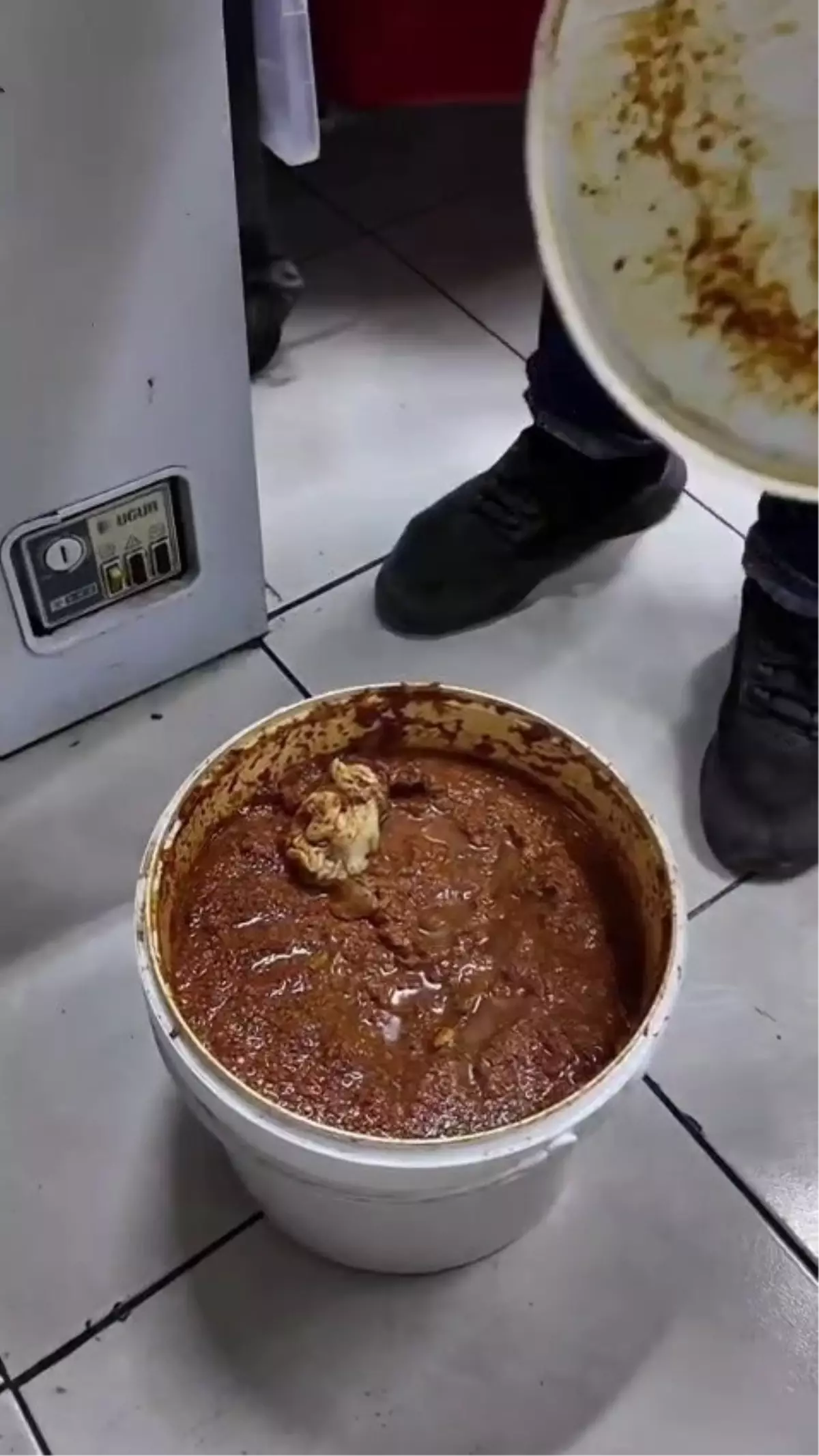 Baharatın içine bozulmasın diye bırakılan çiğ et, zabıta ekiplerini şaşırttı