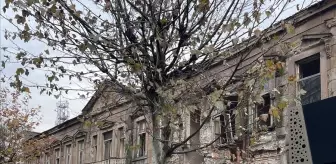 Balıkesir'de etkili olan yağış asırlık binada hasara neden oldu