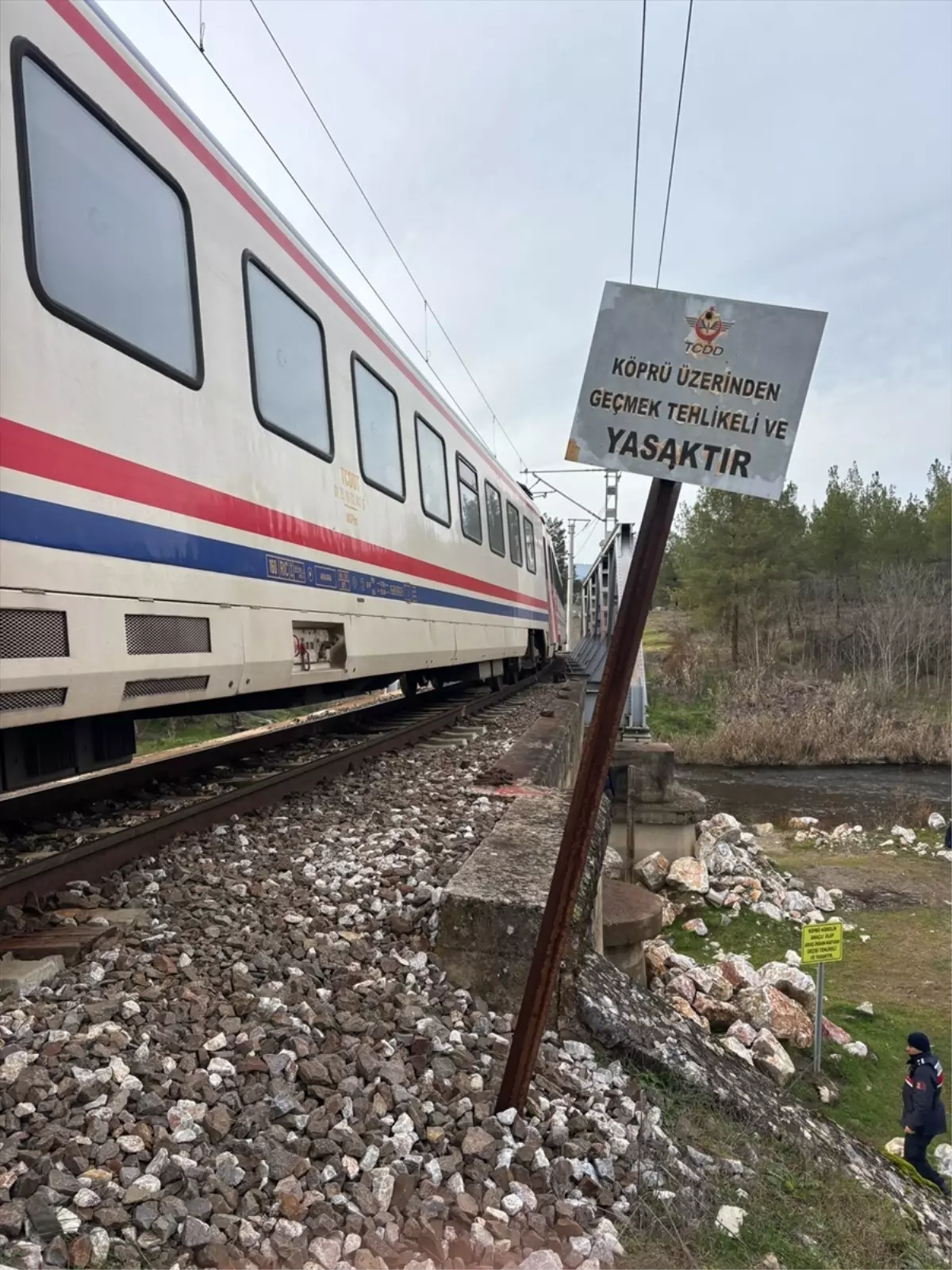 Balıkesir'de yolcu treninin çarptığı kişi öldü