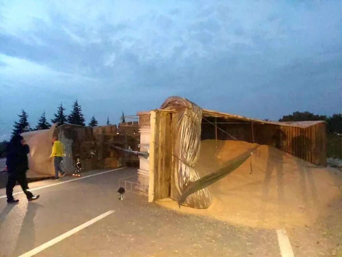 Bandırma-Susurluk karayolunda TIR devrildi: Yol bir süre trafiğe kapandı