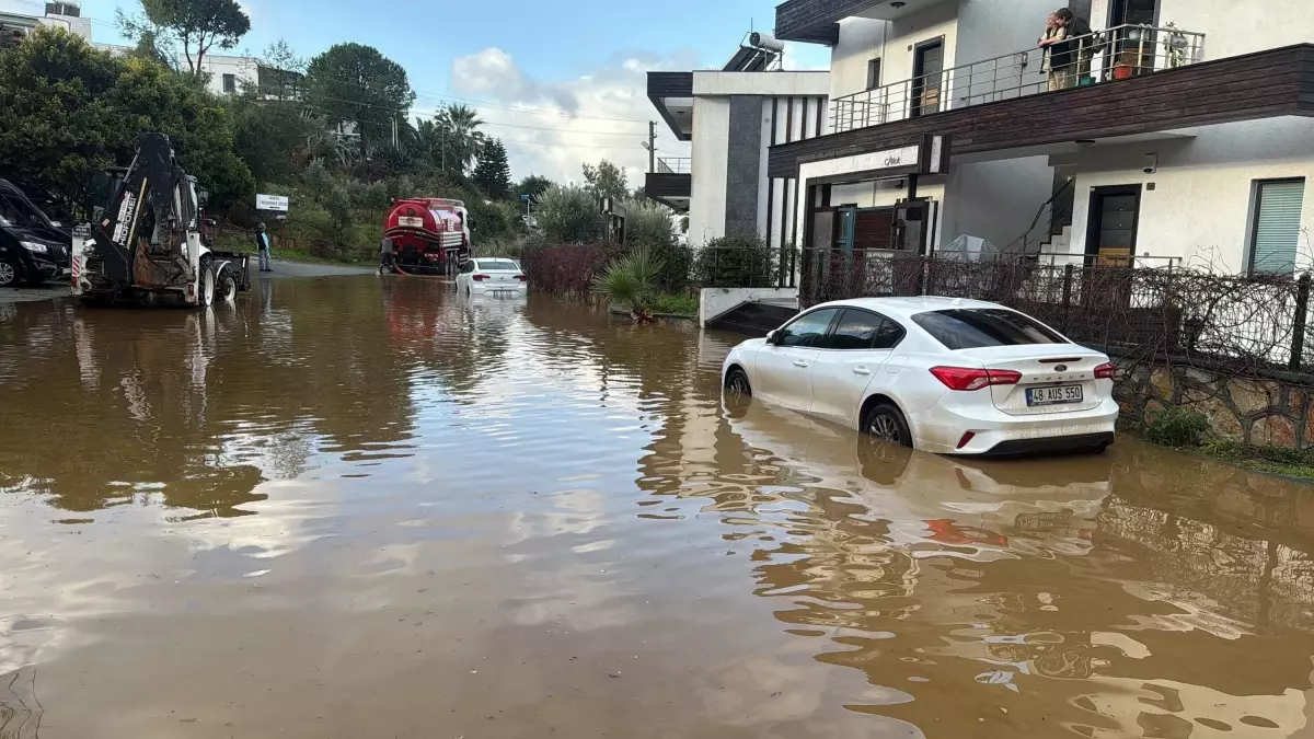 Bodrum'da sağanak; evin istinat duvarı çöktü, yollar göle döndü