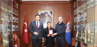 Burdur'da 91 yaşındaki hayırsever birikimini jandarmaya bağışladı