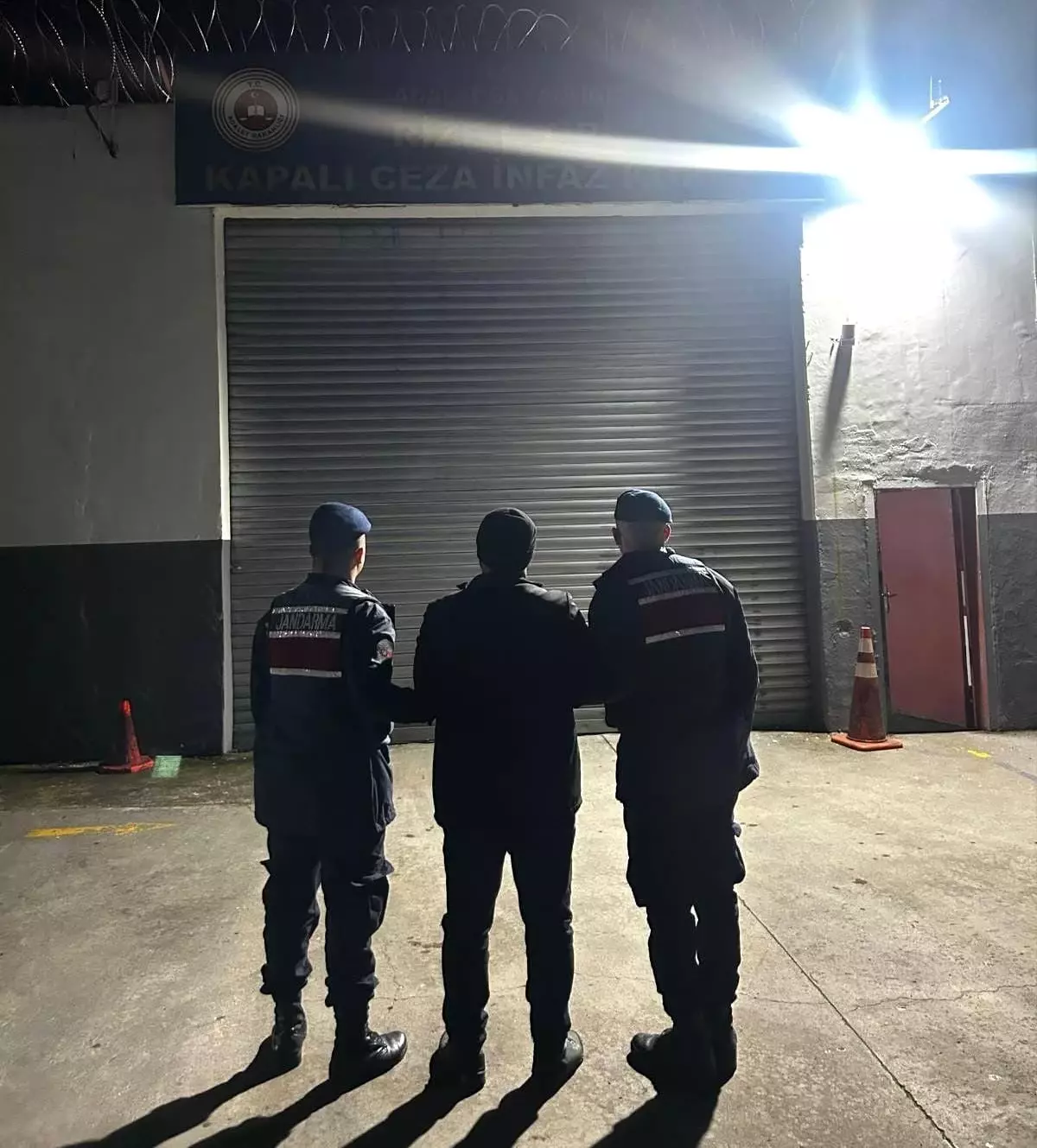 Çocuk istismarından aranan şahıs yakalanarak cezaevine gönderildi