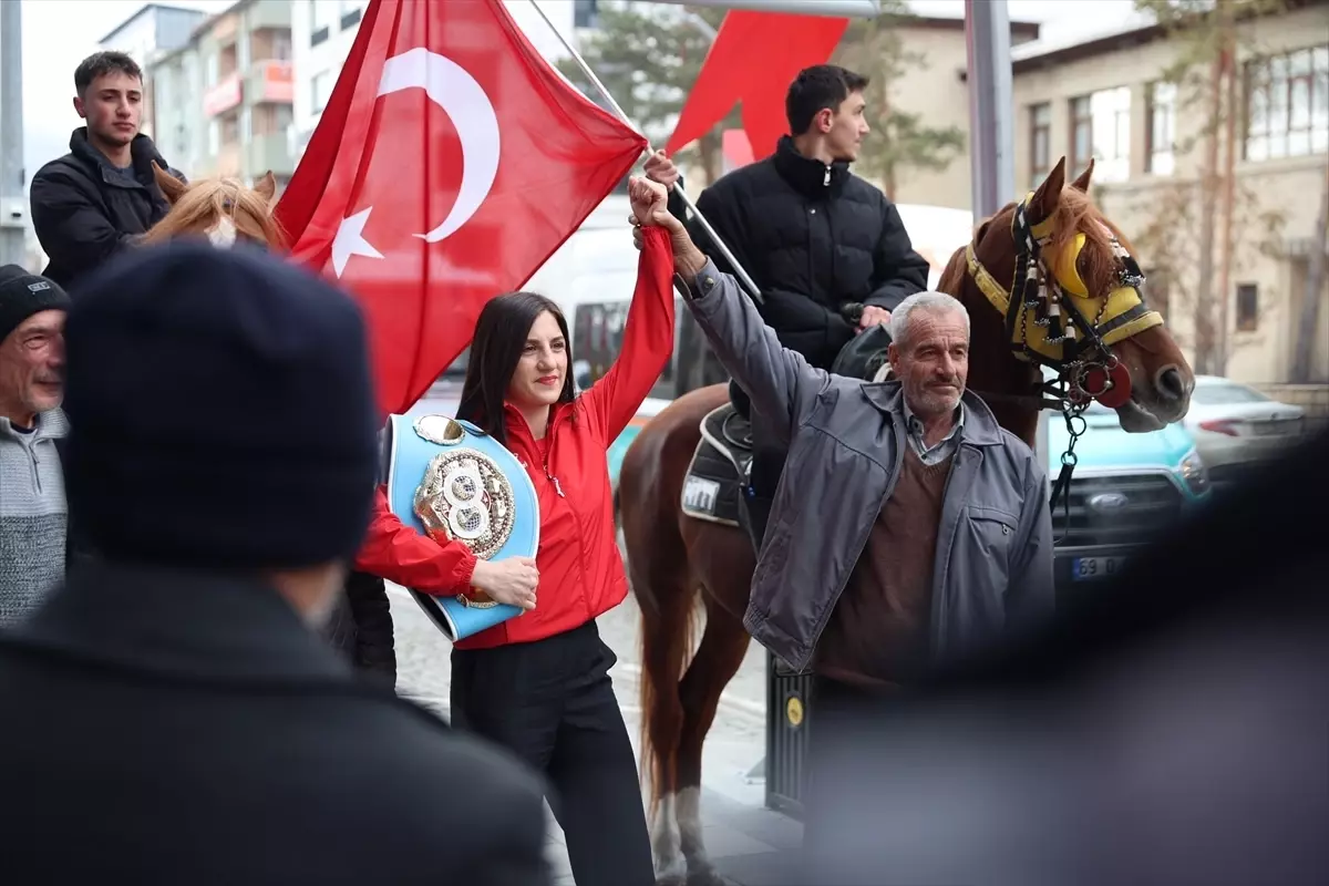Dünya şampiyonu boksör Elif Nur Turhan, Bayburt'ta coşkuyla karşılandı
