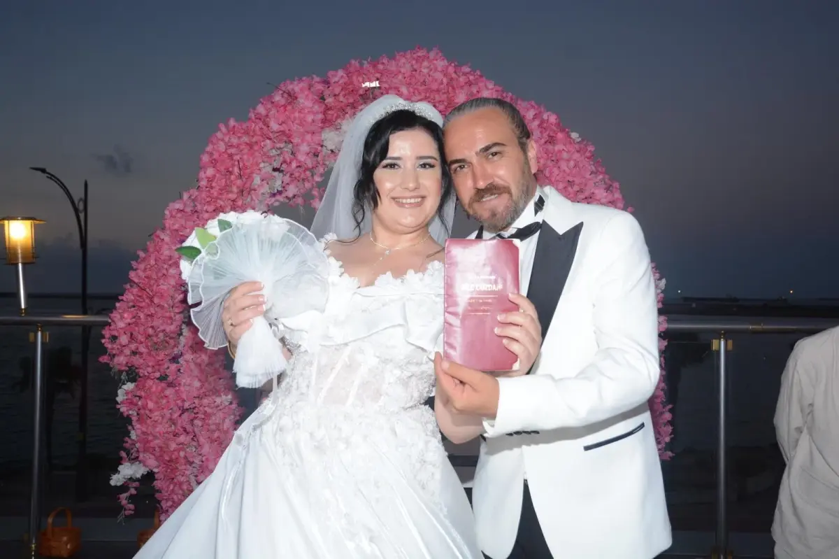 Evlenmek için kaçırdığı kocasıyla 15 yıl sonra hayallerindeki düğünü yaptılar