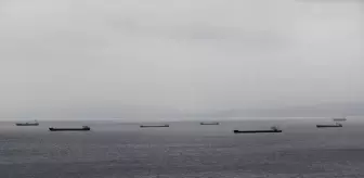 Fırtınadan kaçan yük gemileri Sinop doğal limanına sığındı