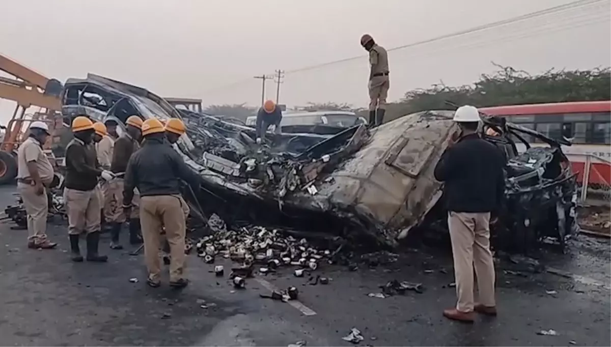 Hindistan'da kaza: 9 ölü, 21 yaralı / Fotoğraf ve video eklendi