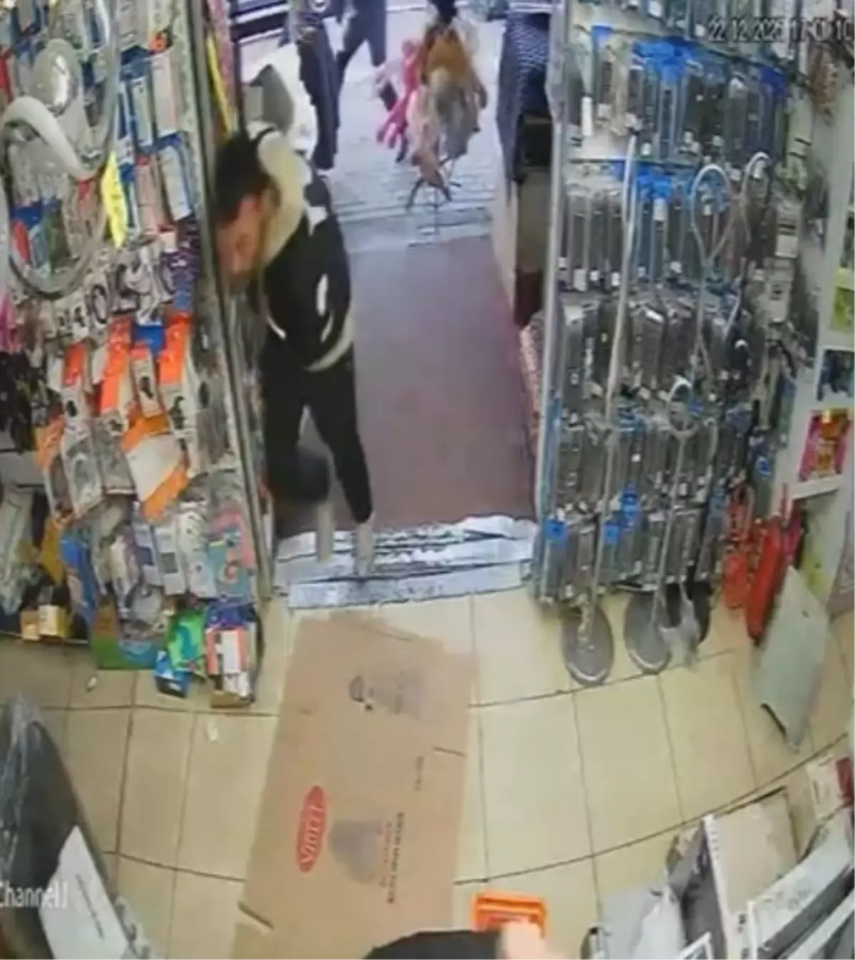 Husumetlisinin tabancasından çıkan kurşunlardan mağazaya sığınarak kurtuldu; o anlar kamerada