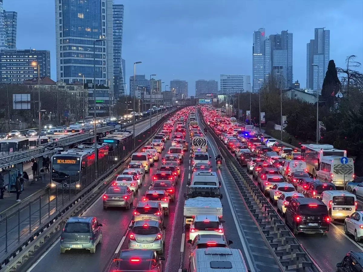 İstanbul'da akşam saatlerinde trafik yoğunluğu yüzde 90'a çıktı