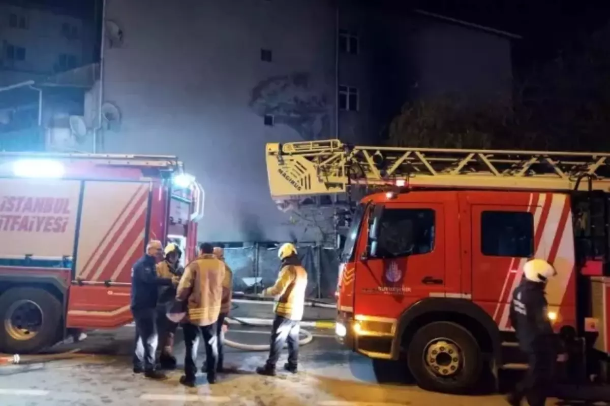 İstanbul'da gece yarısı korkutan yangın! 4 araç kullanılamaz hale geldi