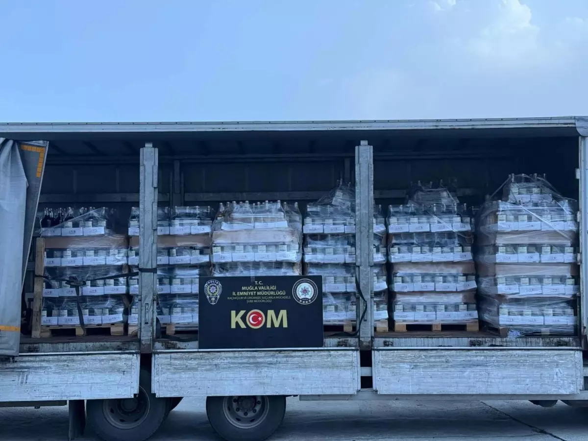 Kamyonet kasasında 4 bin 737 litre sahte içki ele geçirildi