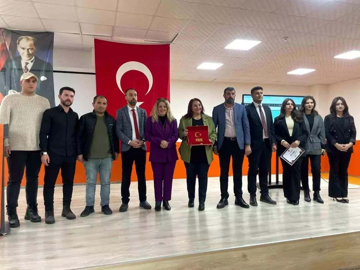 Kariyer planlama ve gelecek tasarımı konferansı gençlerle buluştu