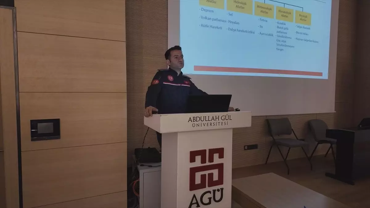 Kayseri Büyükşehir Belediyesinden AGÜ'de afet farkındalık ve yangın eğitimi