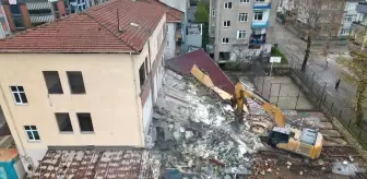 Kocaeli'de riskli olduğu tespit edilen bina yıkıldı