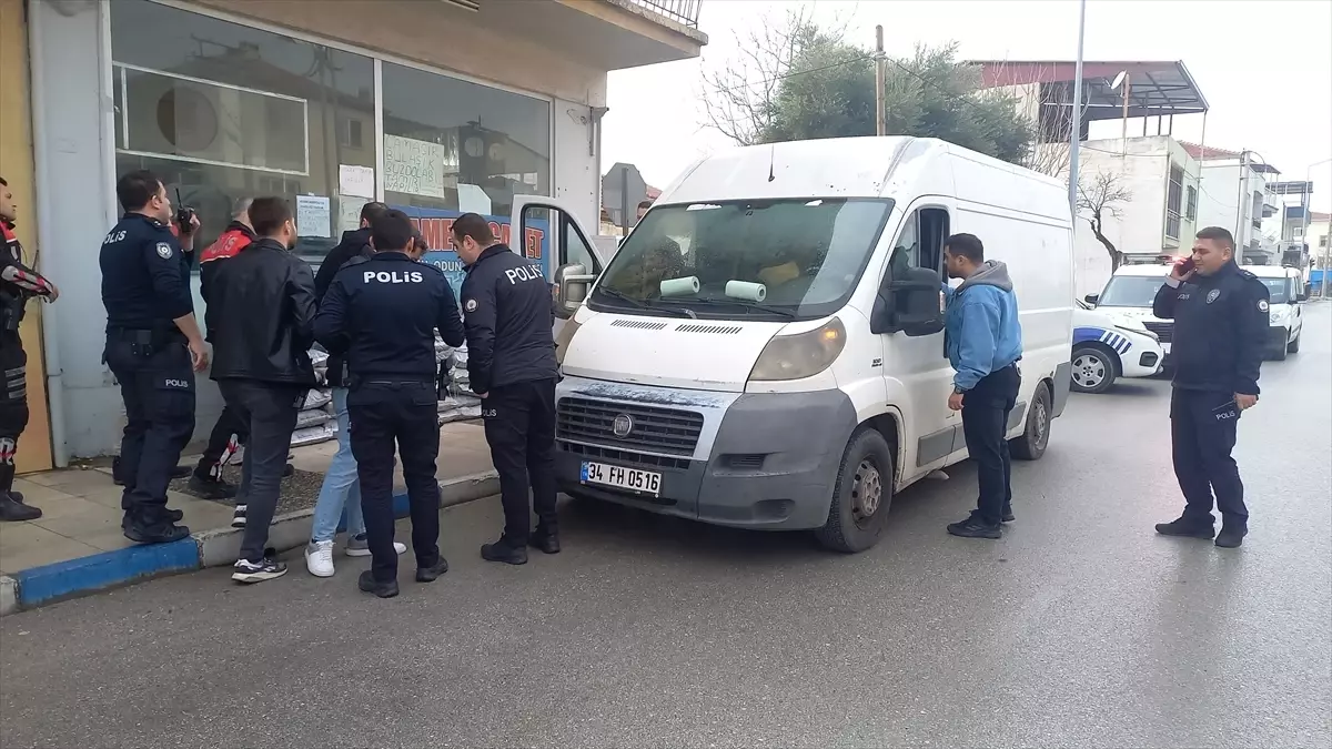 Manisa'da 'dur' ihtarına uymayan araçta 35 düzensiz göçmen yakalandı