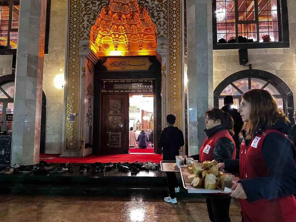 Manisa'da Türk Kızılay'dan Regaip Kandili'nde bin kişilik ikram